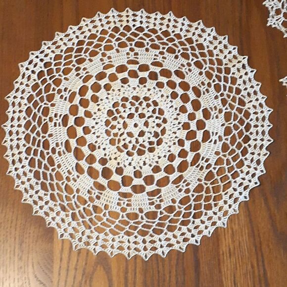 3 pc bundle of vintage ecru 34" X 16" tatted runner and 10" & 12" doilys - Picture 5 of 8